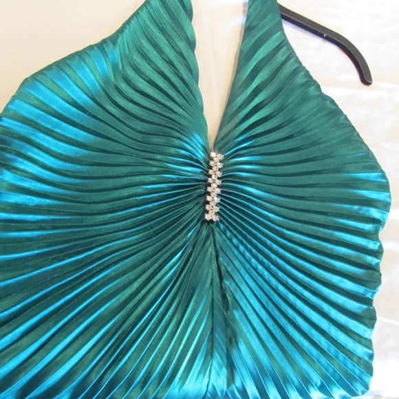 JUMP by Wendye Chaitin Halter Jewel Green Gown - Picture 1 of 6